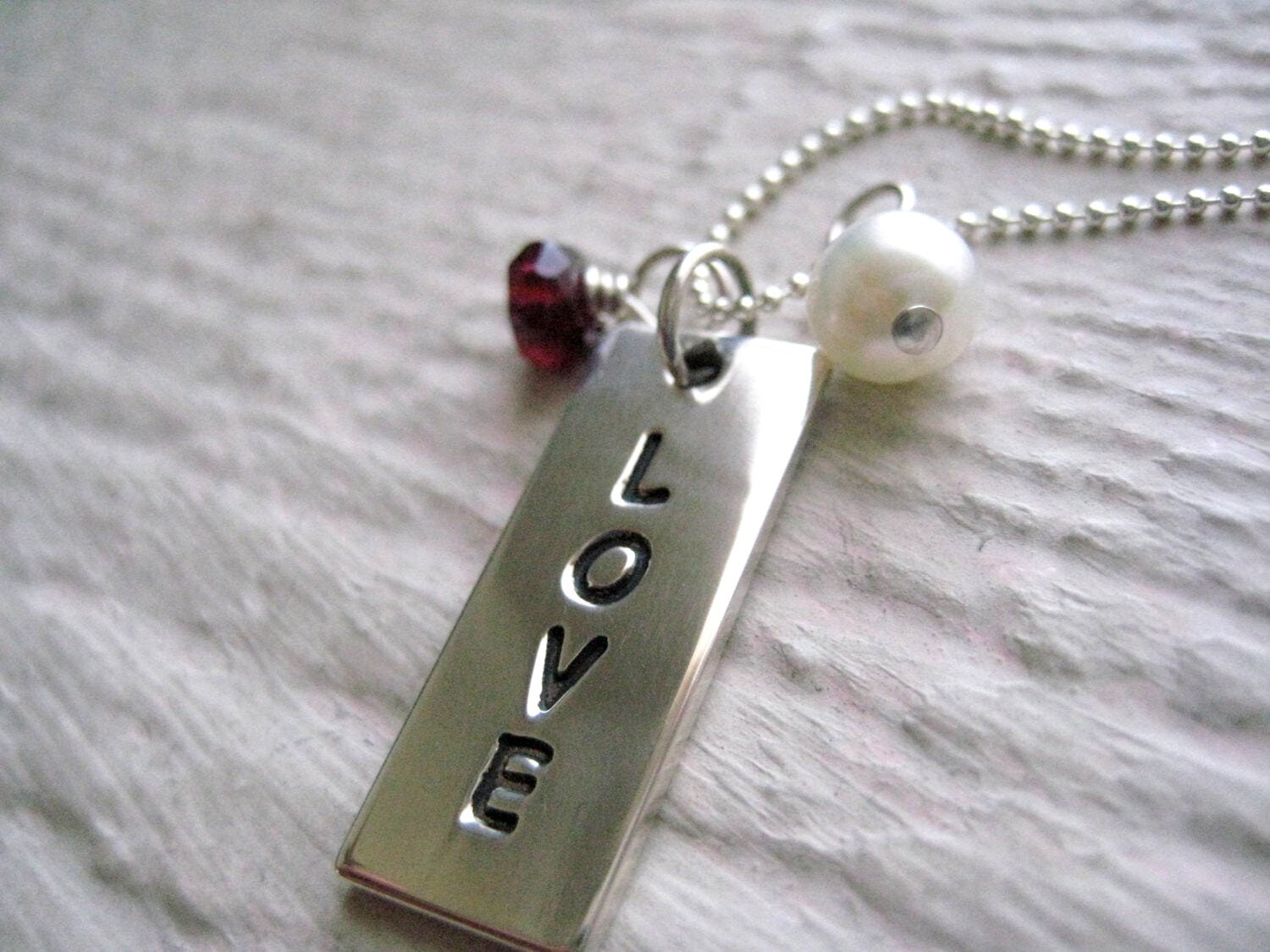 Silber Love Charm Halskette - Liebe Halskette, Granat & Perlen Wort Charm, Edelstein Anhänger von jewelsbyn