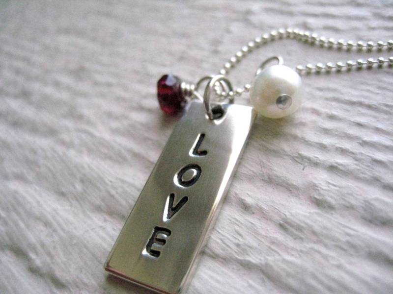 Silber Love Charm Halskette - Liebe Halskette, Granat & Perlen Wort Charm, Edelstein Anhänger von jewelsbyn