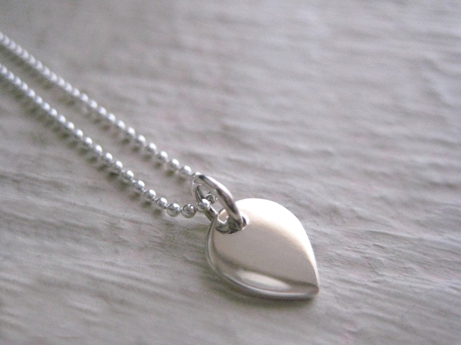 Silberne Tropfen-Halskette - Sterlingsilber-Blütenblatt-Charme, Tropfen-Charme, Alltägliche Halskette, Minimale Teardrop-Charme-Halskette von jewelsbyn