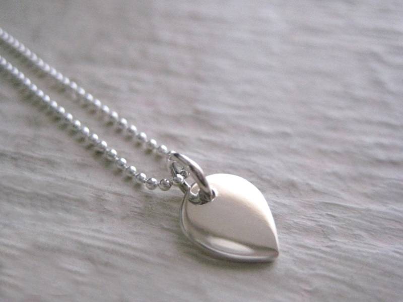 Silberne Tropfen-Halskette - Sterlingsilber-Blütenblatt-Charme, Tropfen-Charme, Alltägliche Halskette, Minimale Teardrop-Charme-Halskette von jewelsbyn
