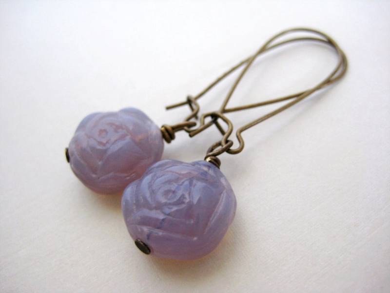 Vintage Blumen Perlen Ohrringe - Lila Ohrringe, Messing Draht Kidney Ohrringe von jewelsbyn