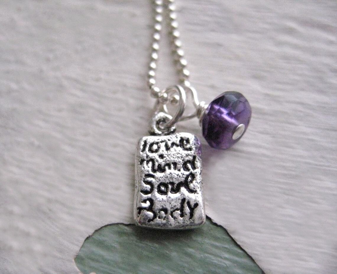 Wort Charm Halskette - Liebe Geist Seele Körper Charme Halskette, Sterling Silber Amethyst Edelstein, Charme, Edelstein von jewelsbyn