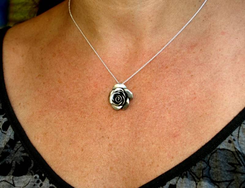 Bezaubernde Rosenkette Ein Florales Statement Der Liebe Und Schönheit, Aus Sterling Silber925, Handgeschnitzt von jewelsculpts