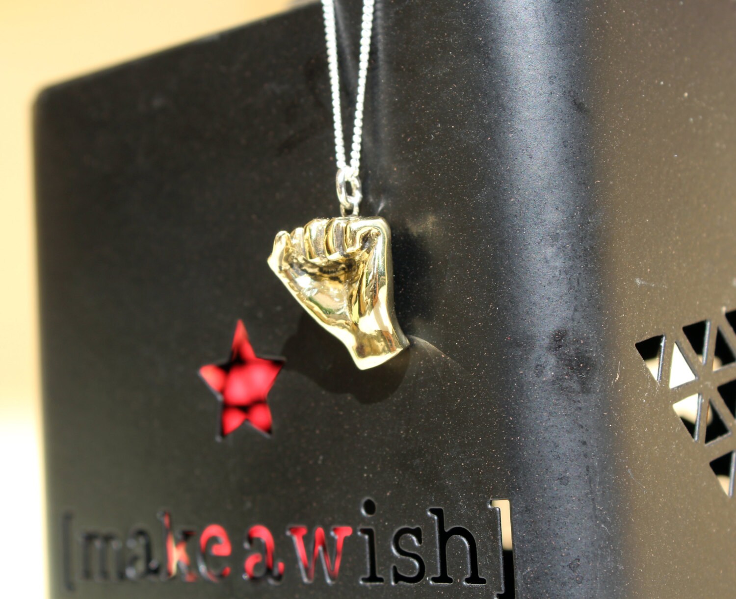 Faust Anhänger, Macht Symbol Charme, Schmuck, Hand Geste Bronze, Handgemacht von jewelsculpts