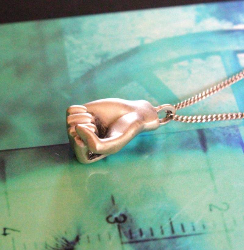 Faust Halskette, Solidarisch, Venceremos Schmuck Charme, Geballte Faust, Sterling Silber, Einheits Zeichen, Handgemachter Schmuck von jewelsculpts