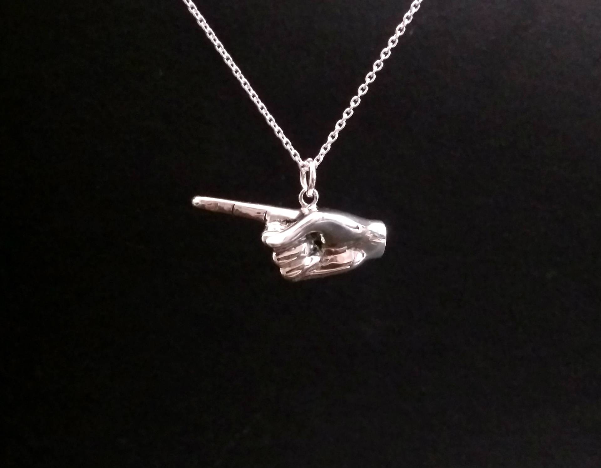 Hand Geschnitzt Charm Halskette Schmuck Zeigefinger Zeichen Handgeschnitzt Anhänger Sterling Silber Handgeschnitzt von jewelsculpts