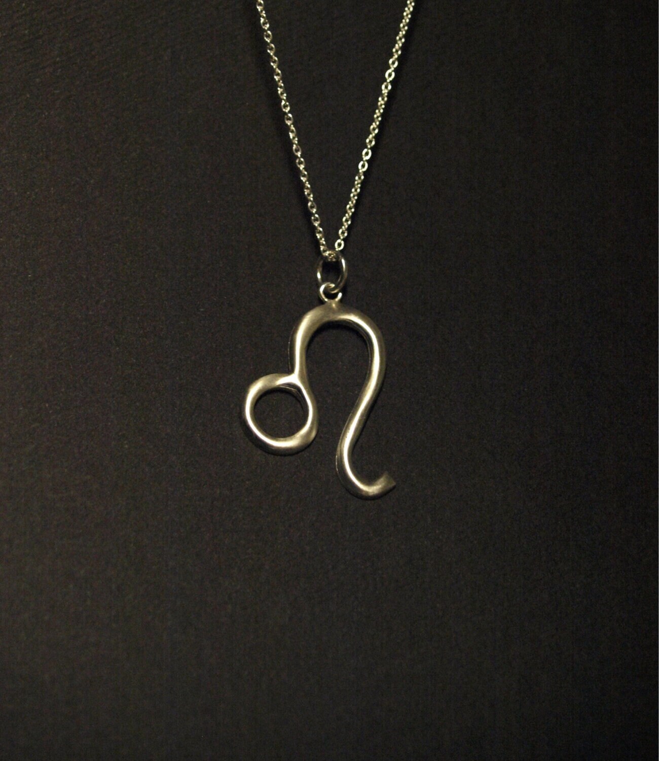 Leo Sternzeichen Anhänger Wilder Löwe Symbol Schmuck, Astrologie-Inspiriertes Geschenk Für Löwen, Handgemacht, Sterling Silber von jewelsculpts