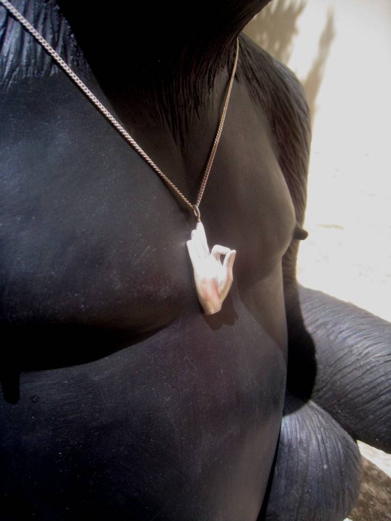 O.k. Anhänger Mit Der Hand, Sterling Silber, Handgeschnitzt von jewelsculpts