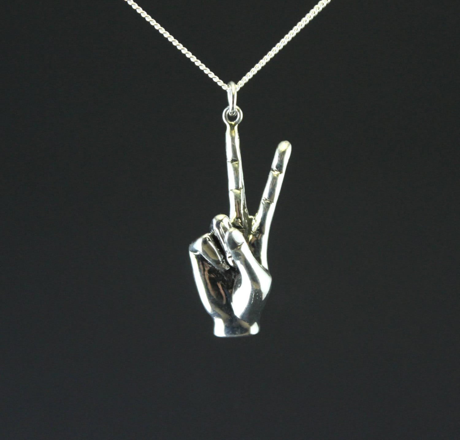 Peace Zeichen Halskette, Handzeichen, Victory Zeichen, Sterling Silber Handgeschnitzt von jewelsculpts