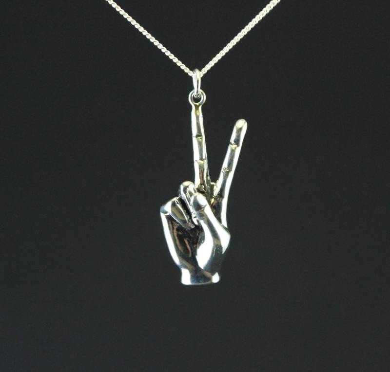 Peace Zeichen Halskette, Handzeichen, Victory Zeichen, Sterling Silber Handgeschnitzt von jewelsculpts