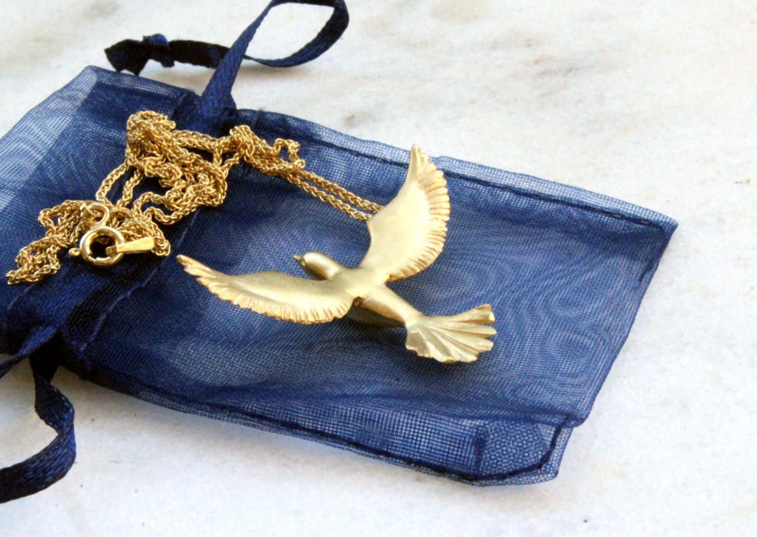 Taube Halskette Ein Symbol Des Friedens Und Der Hoffnung, 18K Vergoldet, Sterling Silber, Handgeschnitzt von jewelsculpts