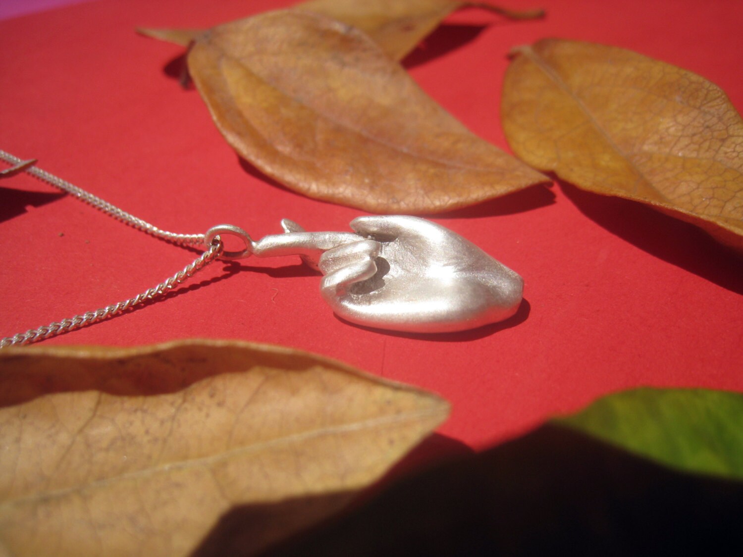 Viel Glück Hand Geste Anhänger Charmantes Symbol Der Hoffnung Und Positivität, Gekreuzte Finger Halskette, Sterling Silber, Handgemacht von jewelsculpts