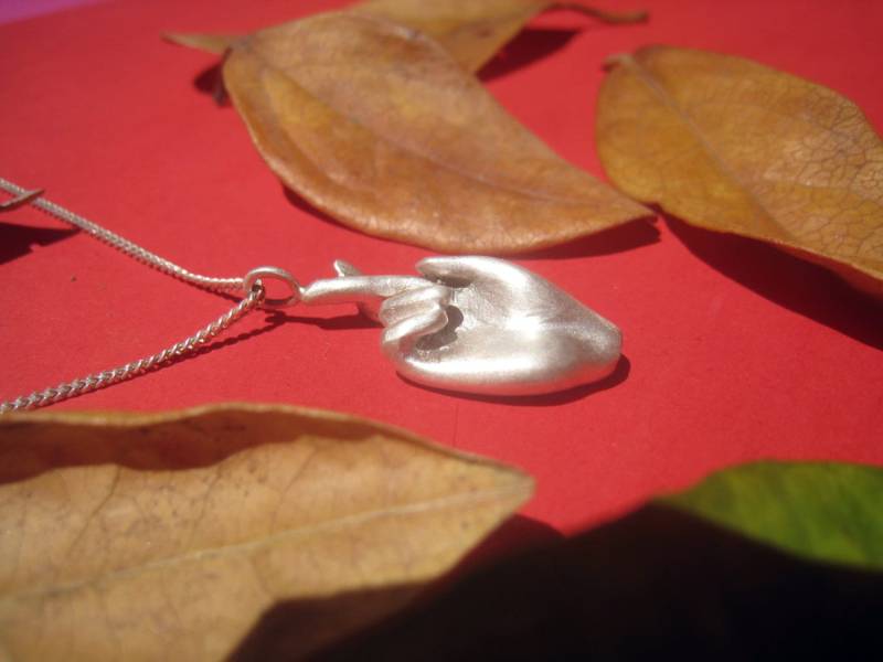 Viel Glück Hand Geste Anhänger Charmantes Symbol Der Hoffnung Und Positivität, Gekreuzte Finger Halskette, Sterling Silber, Handgemacht von jewelsculpts