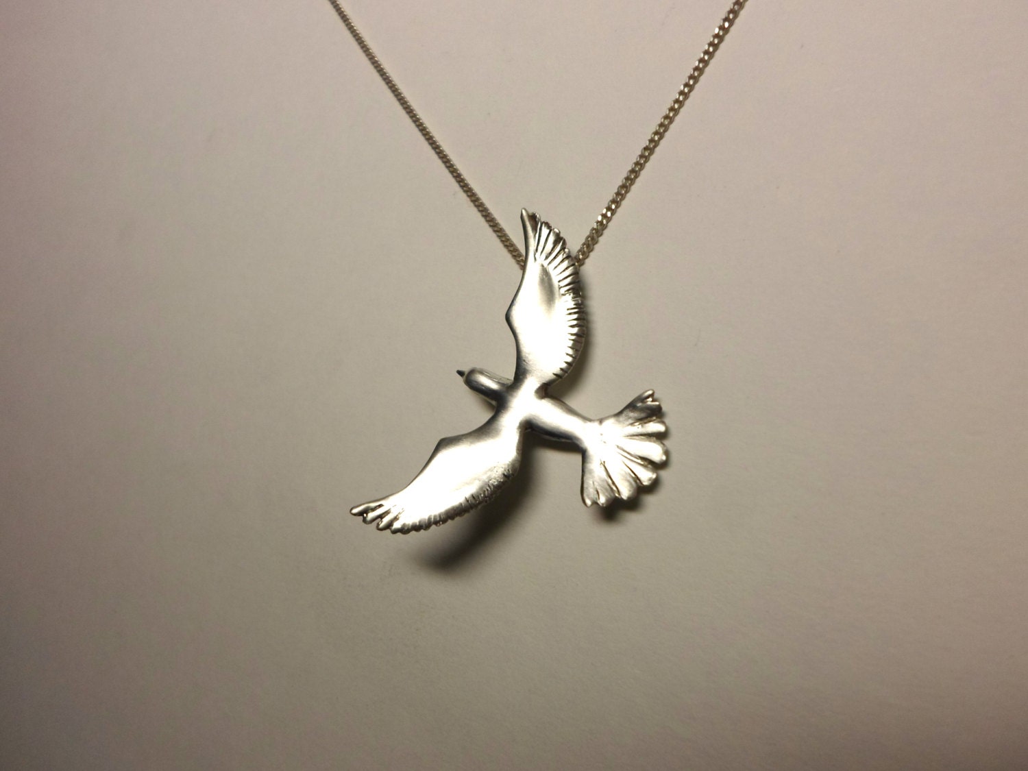 Zierliche Tauben Halskette Symbol Des Friedens Und Der Liebe, Sterling Silber 925, Handgeschnitzt von jewelsculpts