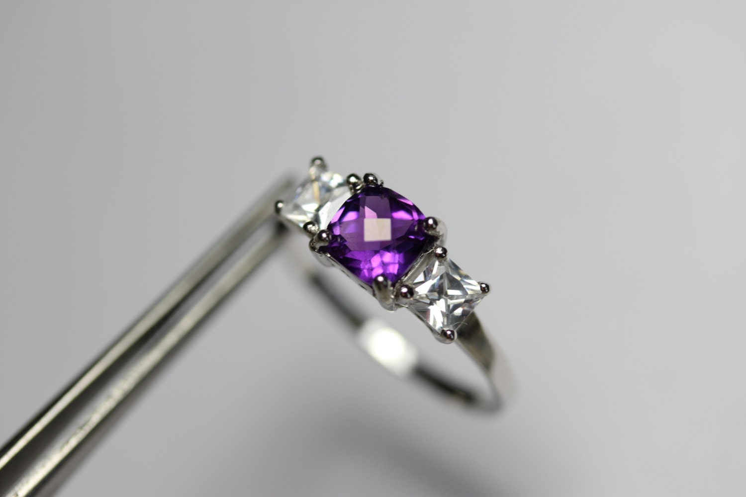 Bezaubernde Echte Amethyst Schachbrett in Einem Zarten Akzentuiert Sterling Silber Gefasst von jewelsrings