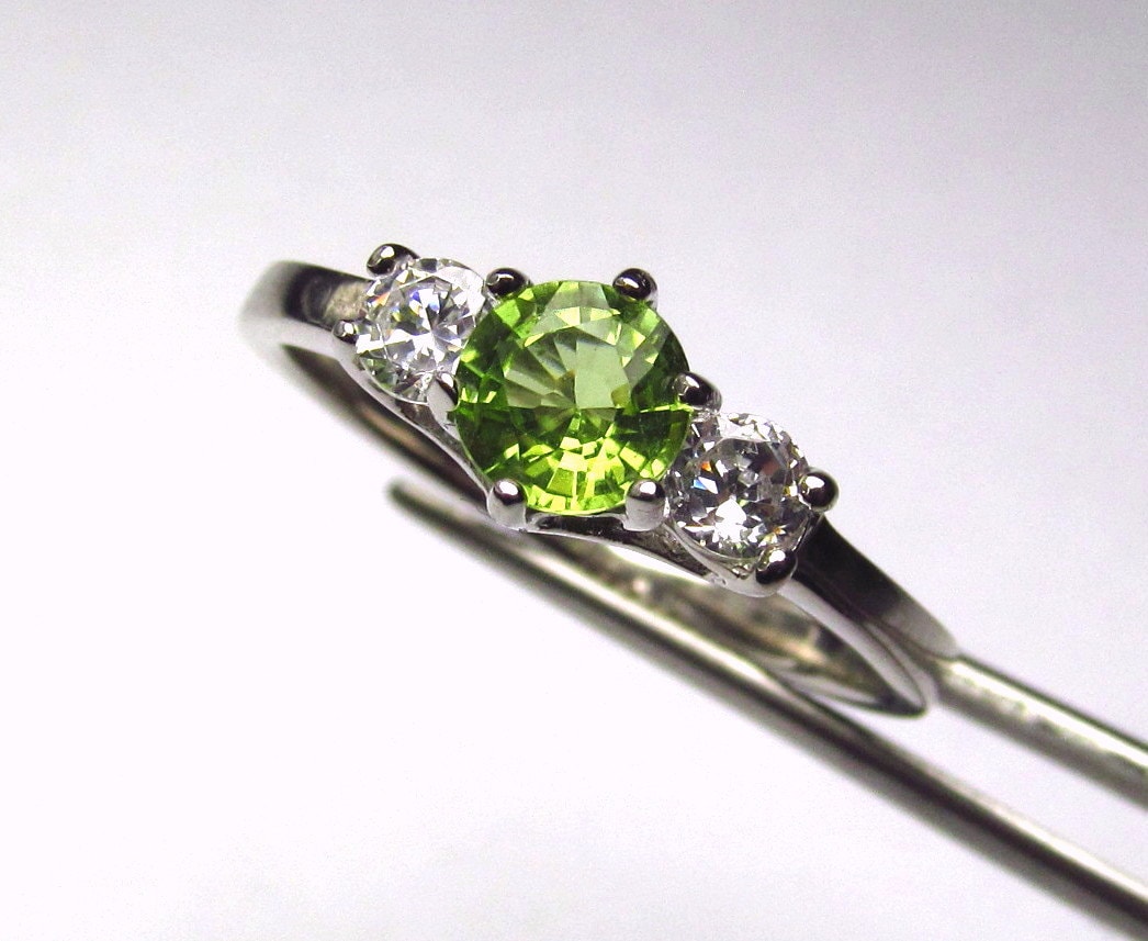 Bezaubernder Peridot Ring in Einem Akzentuierten Sterling Silber von jewelsrings