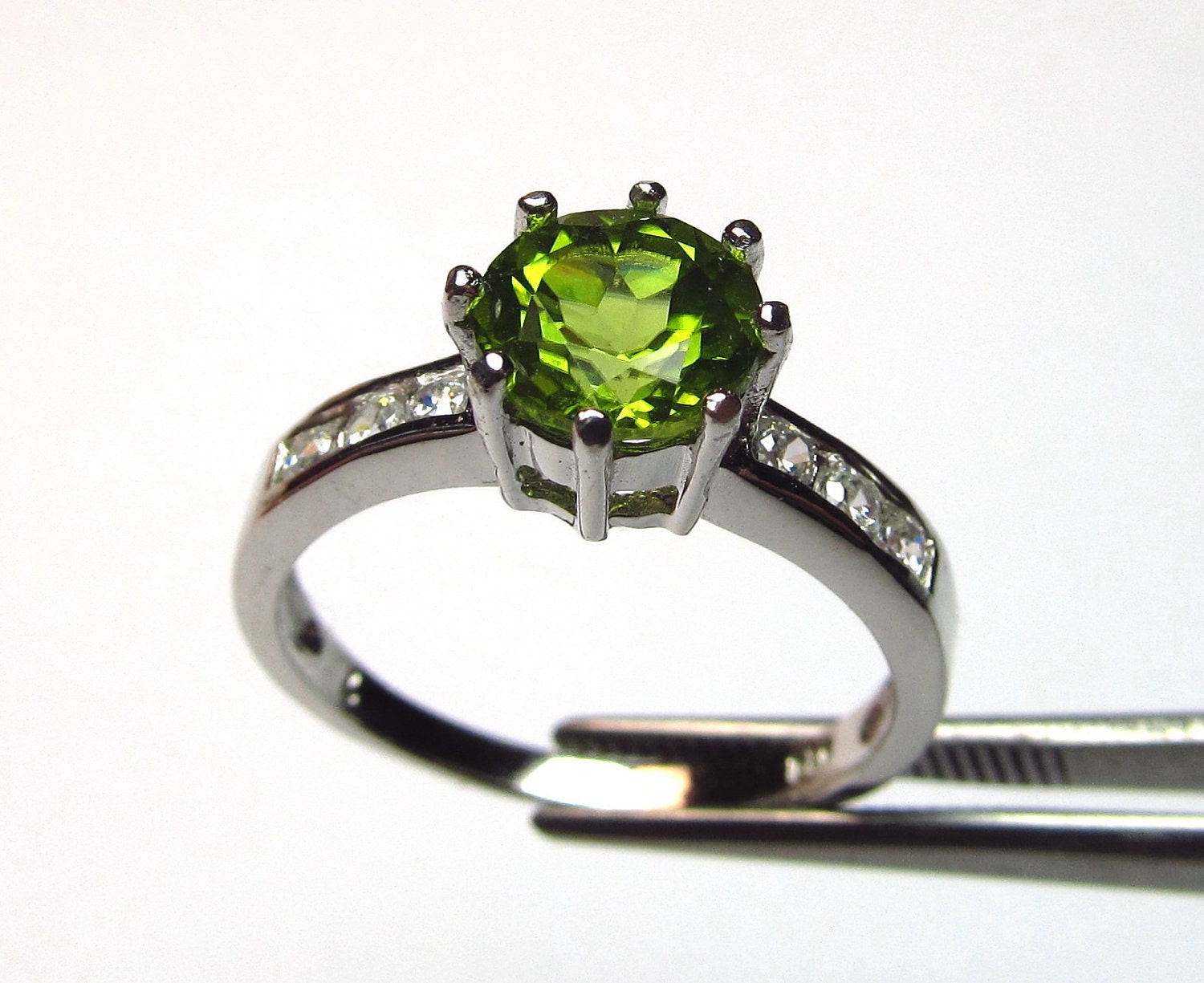 Brillante Peridot in Einer Akzentuiert Sterling Silber Einstellung Größe 7 von jewelsrings