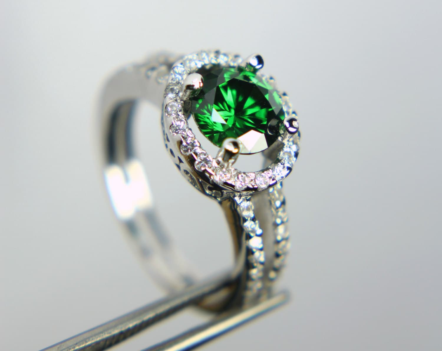 Elegante Smaragdgrüne Cz in Einer Schillernden Akzentfassung Aus Sterlingsilber von jewelsrings