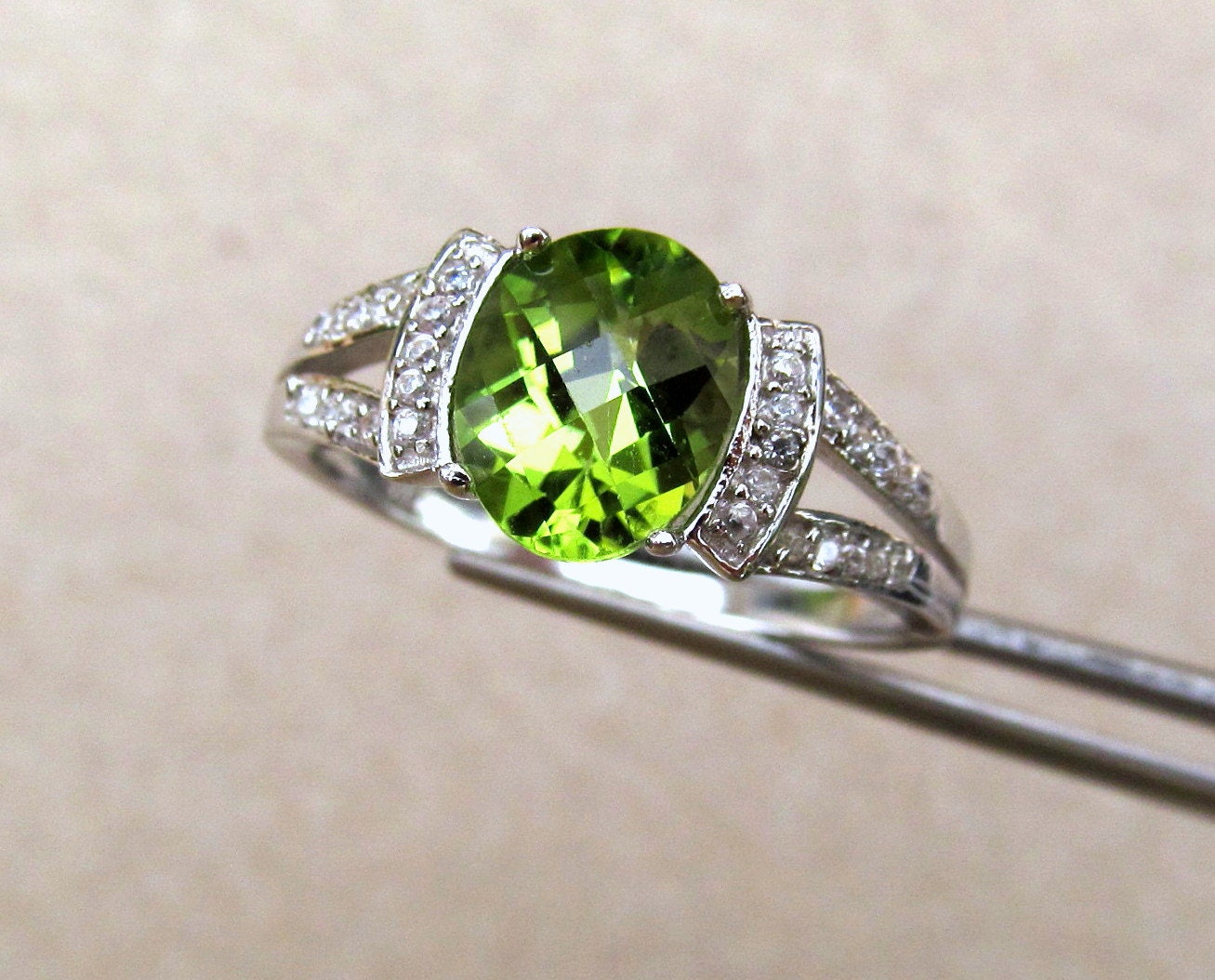Elegantes Echtes Peridot Schachbrett Oval in Sterling Akzent Ring von jewelsrings