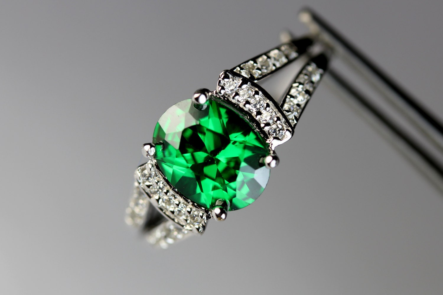 Hypnisierendes Smaragdgrünes Cz Oval in Einem Stattlichen Sterling Akzent Ring von jewelsrings