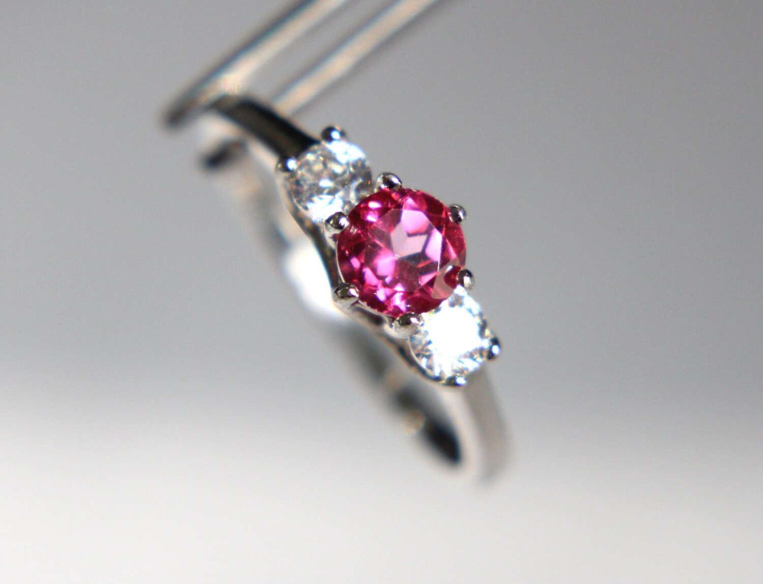 Reiner Rosatopas in Einem Akzentuierten Sterlingsilberring von jewelsrings