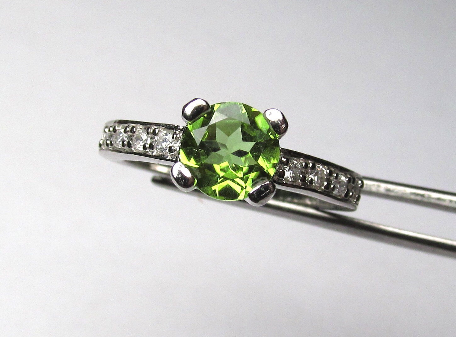 Spektakuläre Peridot in Einem Akzentuiert Sterling Silberring von jewelsrings