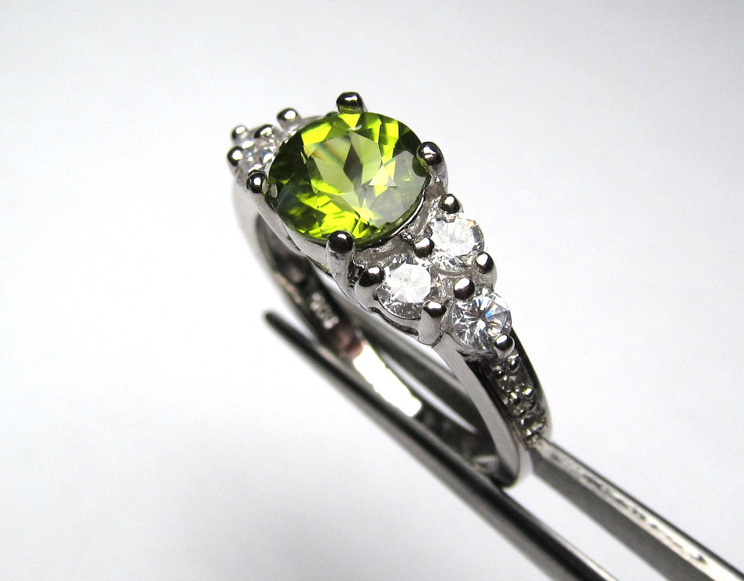 Üppiger Echter Peridot in Einer Brillanten Akzentuierten Sterling Silber Fassung von jewelsrings