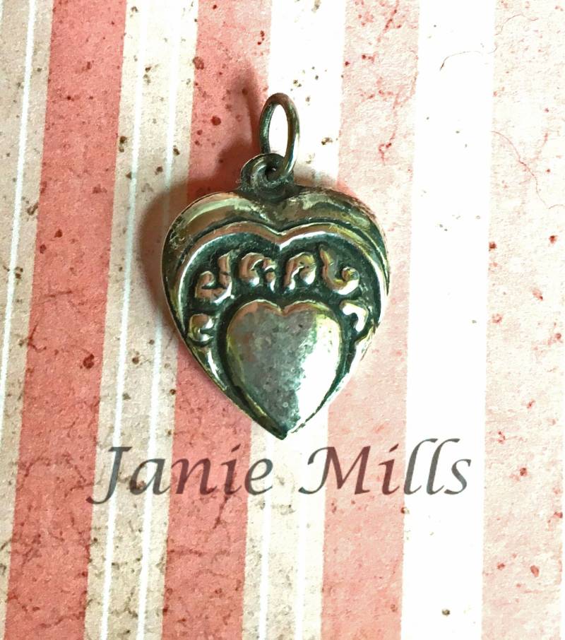 Herz Anhänger Charm Sterling Silber Repousse Vintage Herz Anhänger Charm Sterling Silber Repousse Vintage von jewelsuppliers