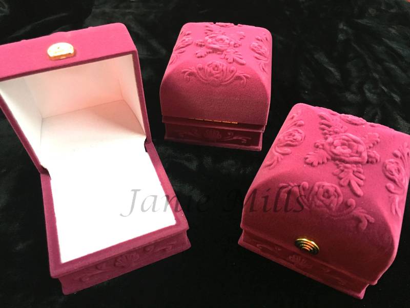 Ring Schmuckschatulle Flocksamt Himbeer Farben Ring Schmuckschatulle Flocksamt Himbeer Farben von jewelsuppliers