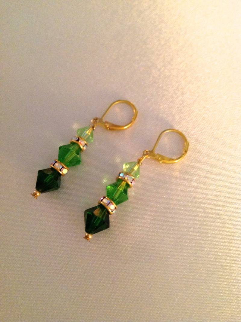 Dreifach Grün Swarovski Kristall Tropfen Gold Ohrringe Dreifach Grün Swarovski Kristall Tropfen Gold Ohrringe von jeweltrinkets