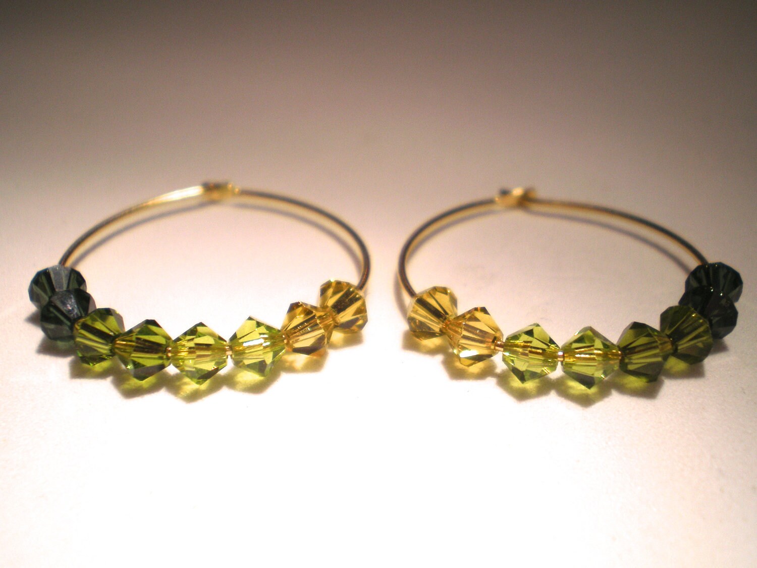 Grüne Ombre Swarovski Kristall Gold Creolen Grüne Ombre Swarovski Kristall Gold Creolen von jeweltrinkets