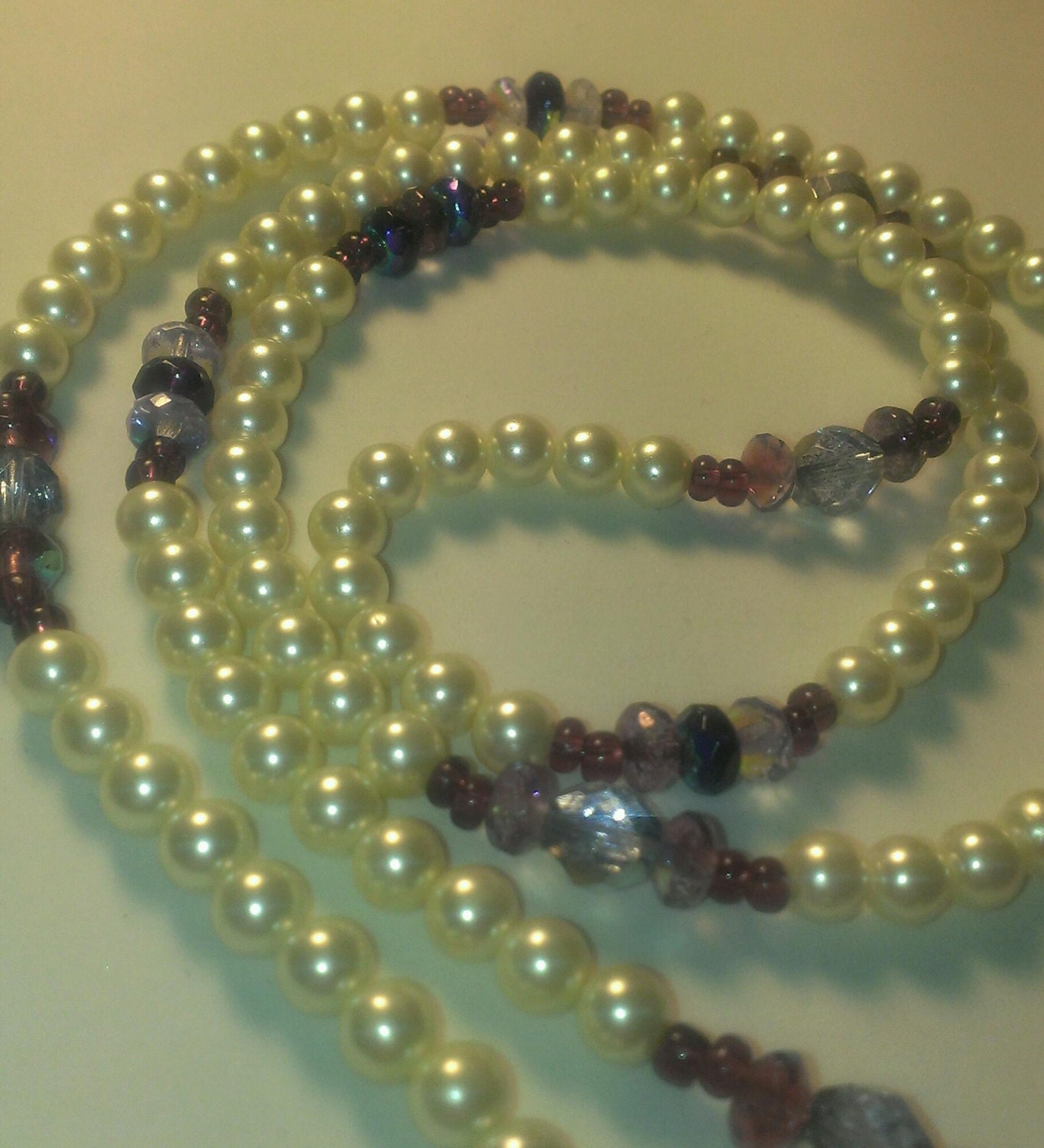 Lila Edelstein Perle Lanyard Weiß Lila Edelstein Perle Lanyard Weiß von jeweltrinkets
