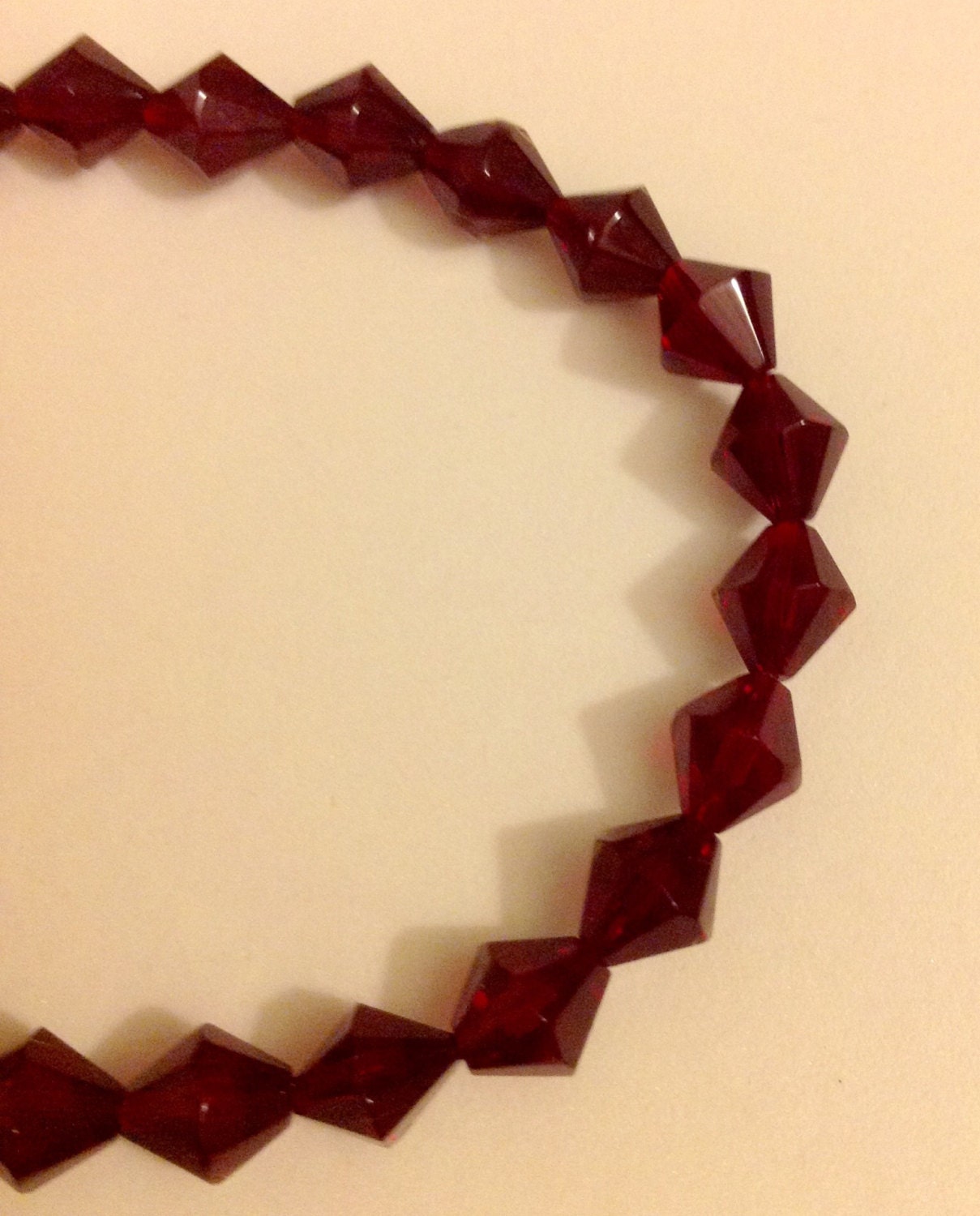 Schneiden Sie Purpur Roten Kristall Armband Schneiden Sie Purpur Roten Kristall Armband von jeweltrinkets