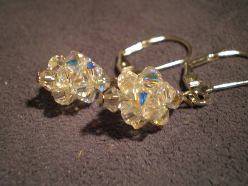 Weiße Irisierende Swarovski Crystal Drop Ohrringe 3D Weiße Irisierende Swarovski Crystal Drop Ohrringe 3D von jeweltrinkets