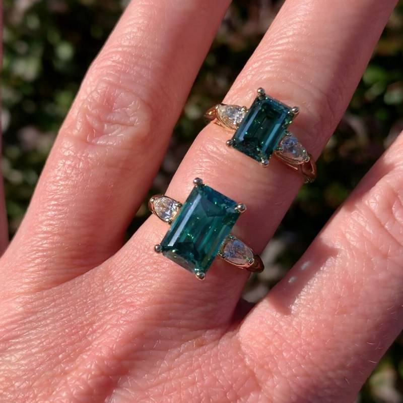 Crazy Rich Asianer Ring - 4 Karat Grüner Moissanit Ring, Im Smaragdschliff von jhollywooddesigns