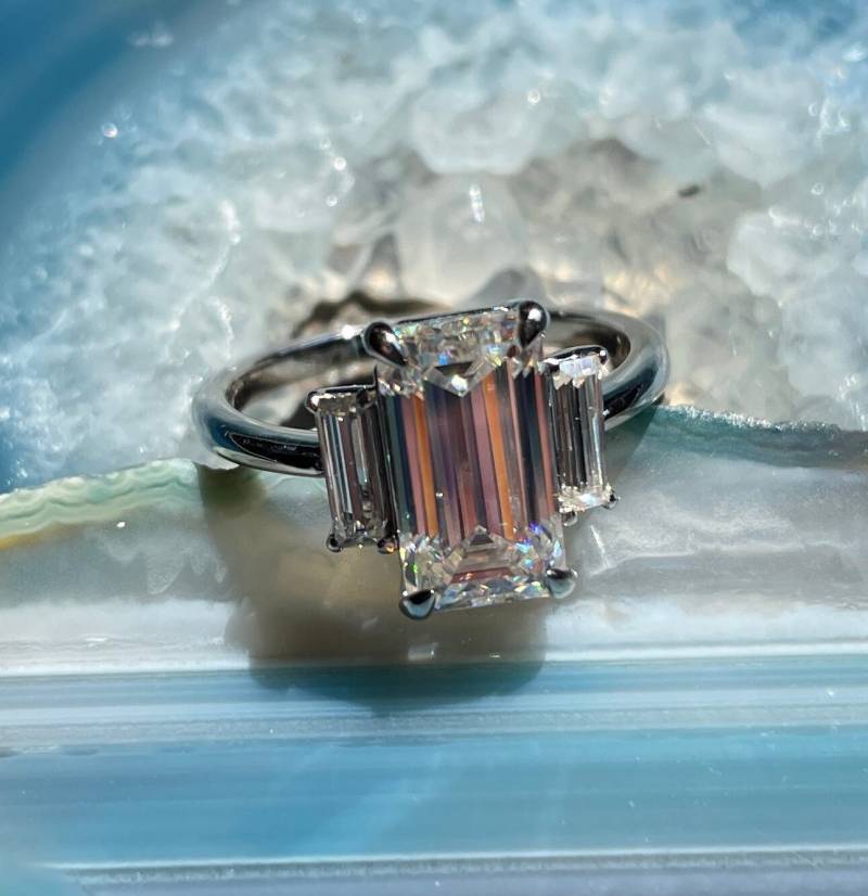 Kenny Ring - 3 Karat Moissanit Smaragdschliff Verlobungsring, Smaragdring, Zaya von jhollywooddesigns