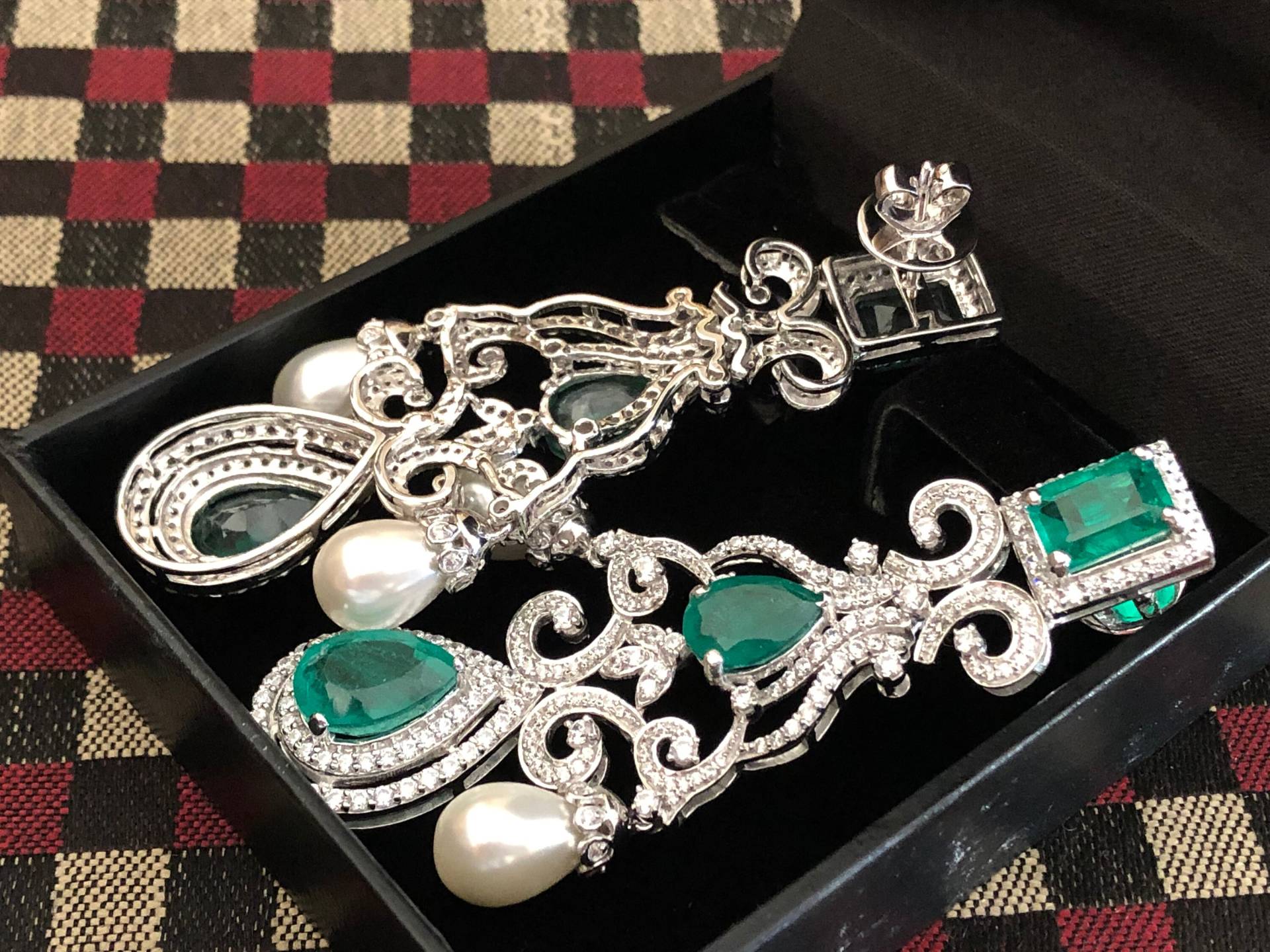 23 Karat Pear Cut Simulant Smaragd Perle Diamant Antike Edwardian Style Kronleuchter Promi Designer Ohrringe Weißgold Finish Silber 23 Karat Pear Cut Simulant Smaragd Perle Diamant Antike Edwardian Style Kronleuchter Promi Designer Ohrringe Weißgold Finish Silber von jiamijewels