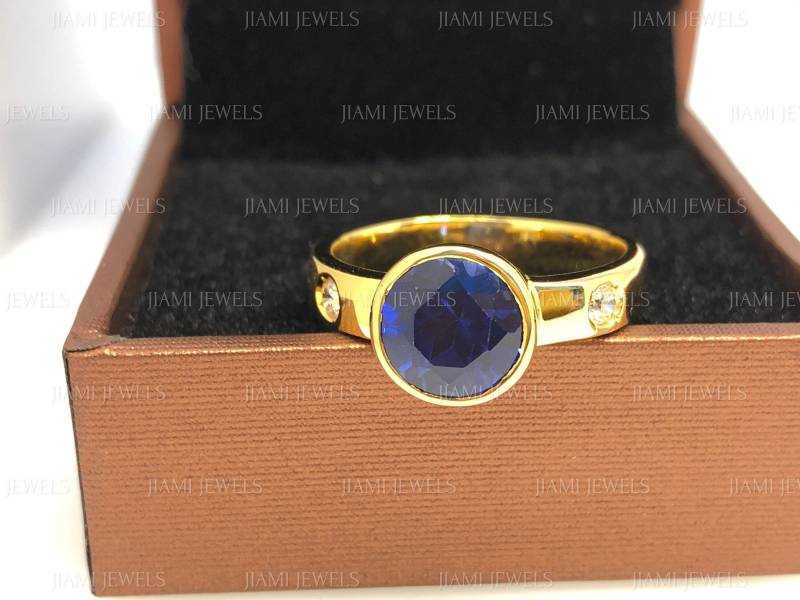Dicker 3-Stein Faux Sapphire Cz Diamant Ring - Lünette Set Rund Blau Frauen Verlobungsring 14K Gelbgold Finish 925 Sterling Silber von jiamijewels
