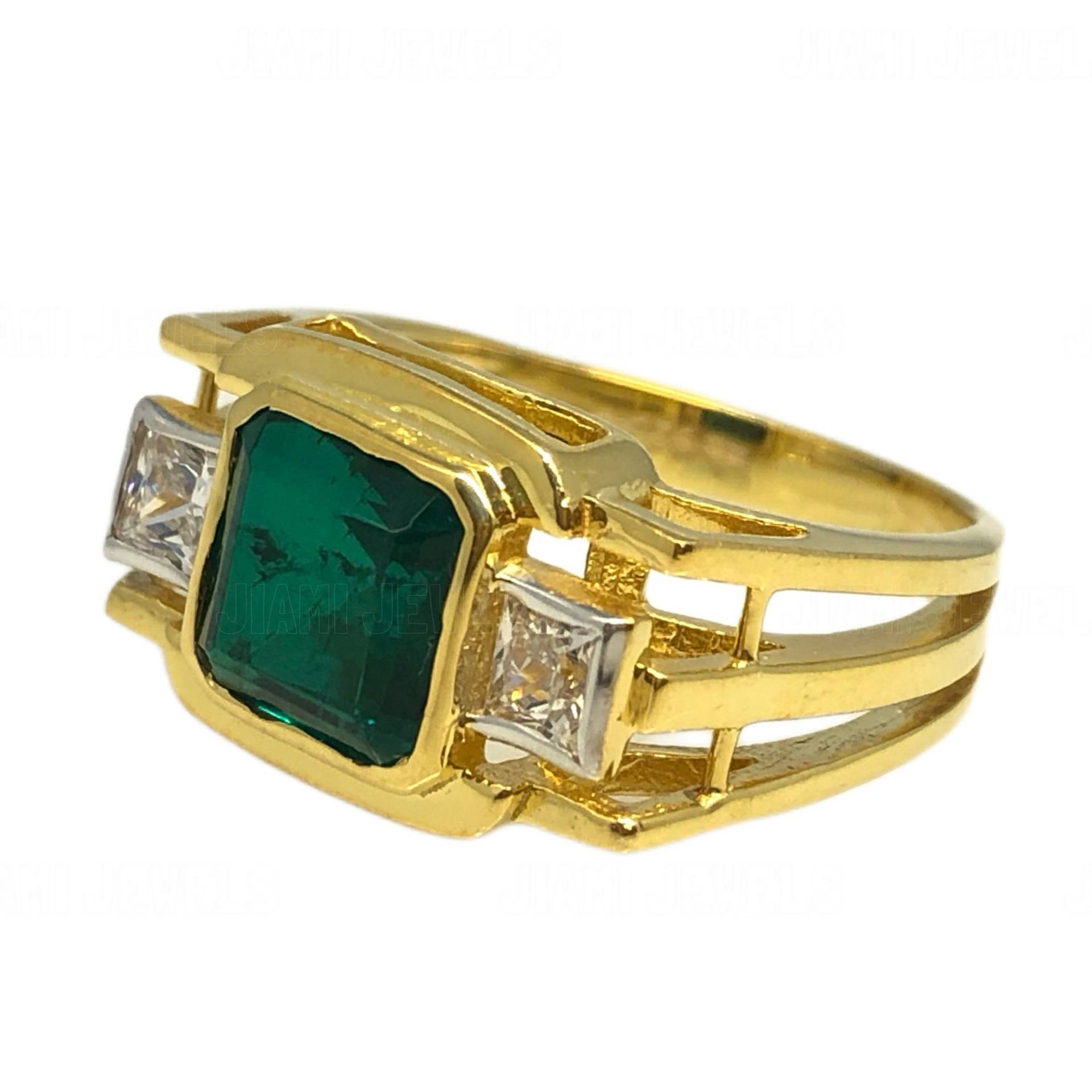 3-Stein Faux Smaragd Cz Diamant Unisex Ring - Lünette Set Quadrat Kissen Grün & Side Princess, 14K Gelbgold Finish 925 Sterling Silber 3-Stein Faux Smaragd Cz Diamant Unisex Ring - Lünette Set Quadrat Kissen Grün & Side Princess, 14K Gelbgold Finish 925 Sterling Silber von jiamijewels