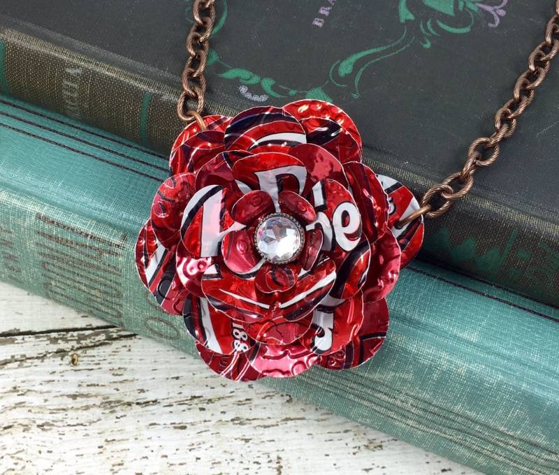 Dr Pepper Rose Halskette. Recycled Soda Can Art. Pepper. Shop-Name Jillmccp Dr Pepper Rose Halskette. Recycled Soda Can Art. Pepper. Shop-Name Jillmccp von jillmccp
