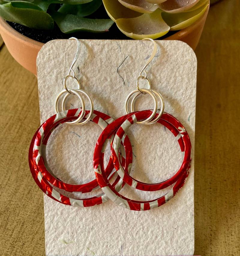 Gestapelte Hoop Kreis Ohrringe. Recycled Soda Can Art. Doppelt. Geprägt. Coca Cola. Shop-Name Jillmccp Gestapelte Hoop Kreis Ohrringe. Recycled Soda Can Art. Doppelt. Geprägt. Coca Cola. Shop-Name Jillmccp von jillmccp