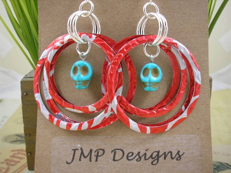 Gestapelter Hoop Kreis Mit Totenkopf Ohrringe Doppel-Seitig. Recycled Soda Can Art. Coca Cola Gestapelter Hoop Kreis Mit Totenkopf Ohrringe Doppel-Seitig. Recycled Soda Can Art. Coca Cola von jillmccp