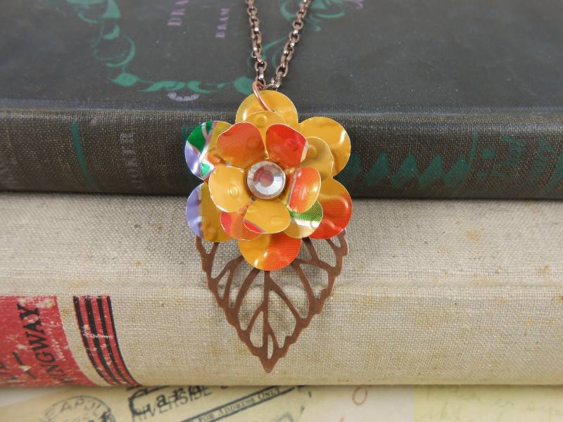 Mini Rose Und Kupfer Blatt Halskette. Recycelte Soda Kann Kunst. Geprägt. Mango Mini Rose Und Kupfer Blatt Halskette. Recycelte Soda Kann Kunst. Geprägt. Mango von jillmccp