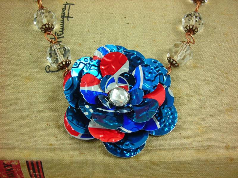 Pepsi Rose Und Kristallhalskette. Recycled Soda Can Art Pepsi Rose Und Kristallhalskette. Recycled Soda Can Art von jillmccp