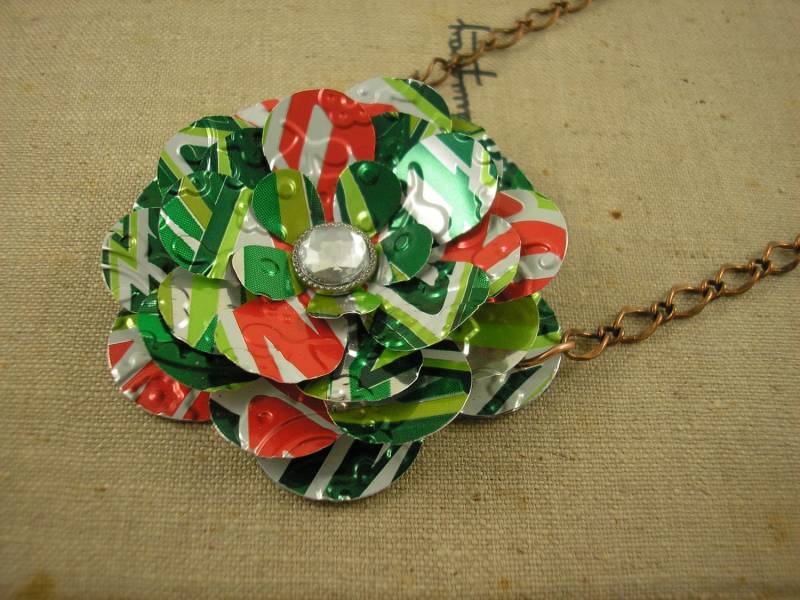Recycelte Getränkedose Kunst. Grüne Rose Halskette. Upcycled Statement-Kette. Mountain Dew Recycelte Getränkedose Kunst. Grüne Rose Halskette. Upcycled Statement-Kette. Mountain Dew von jillmccp