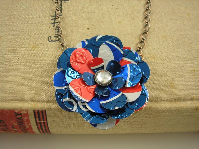 Recycled Soda Can Art. Pepsi Rose Halskette. Upcycled Statement von jillmccp