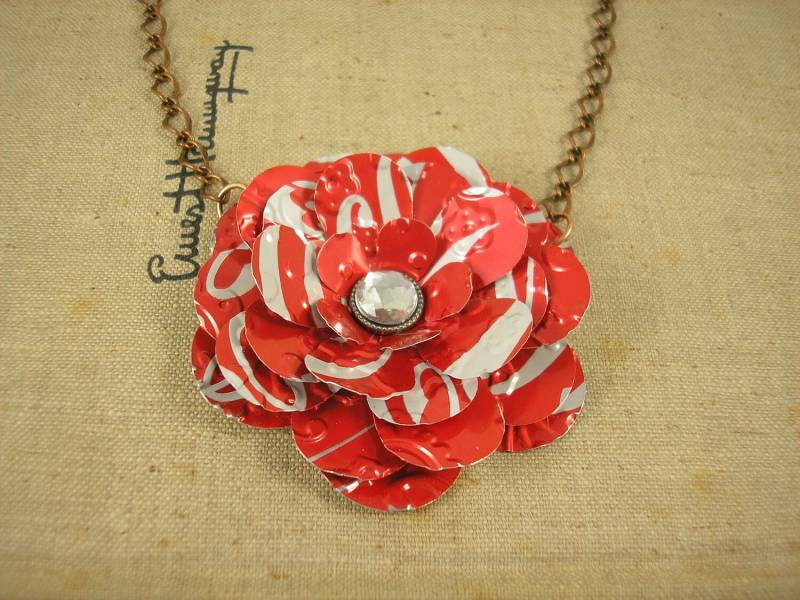 Recycled Soda Can Art. Rote Cola Rose Halskette. Upcycled Statement Recycled Soda Can Art. Rote Cola Rose Halskette. Upcycled Statement von jillmccp