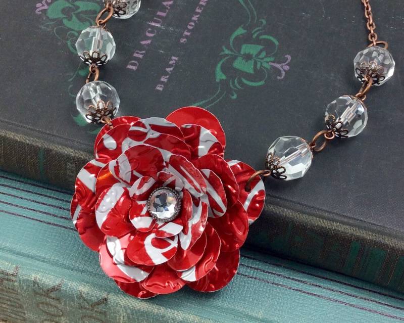 Rote Cola Rose Und Kristallperlenkette. Recycling Sodadose Blumen Kunst Rote Cola Rose Und Kristallperlenkette. Recycling Sodadose Blumen Kunst von jillmccp