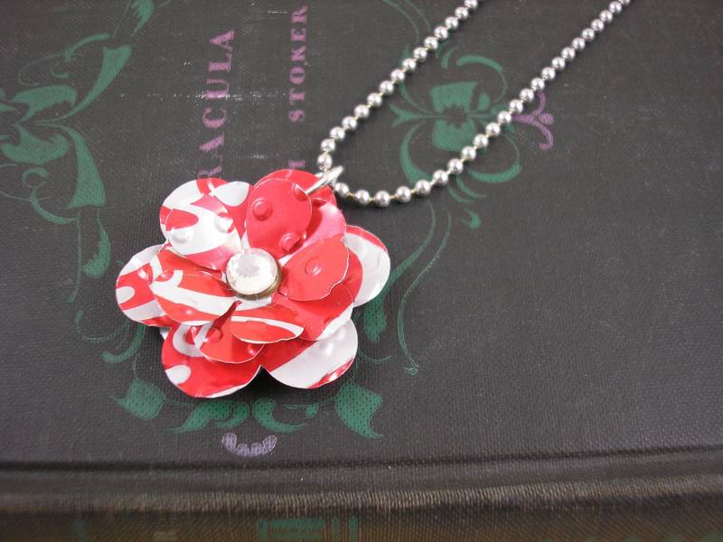 Süße Kleine Rose. Recycled Soda Can Art. Rote Cola von jillmccp