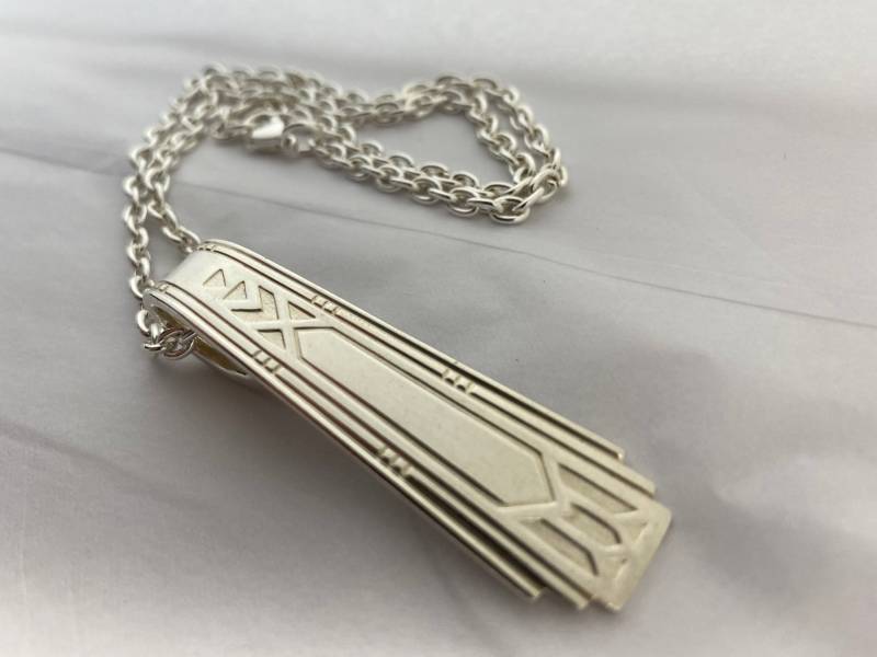 Silber Löffel Halskette Anhänger Vintage Recycled Schmuck Oneida Art-Deco in Freundschaft/Medalität Muster C. 1932 von jjevensen